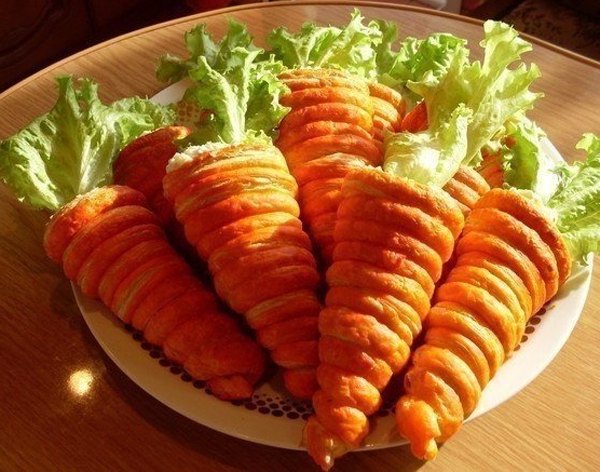Салат в морковках из слоеного теста