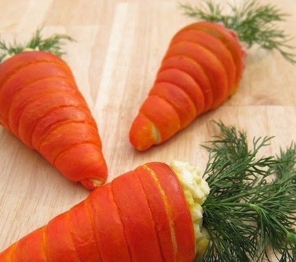 Салат в морковках из слоеного теста4