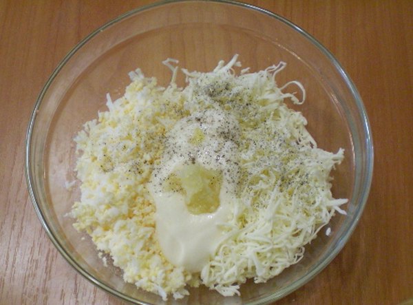 Салат из плавленного сыра с яйцом1