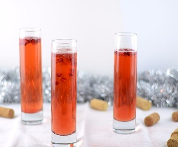 Новогодний коктейль из гранатового сока и шампанского