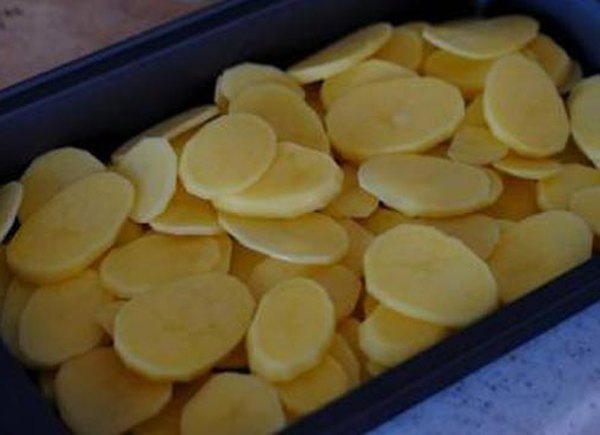 Форель под чесночным соусом запеченная на   картофельной подушке