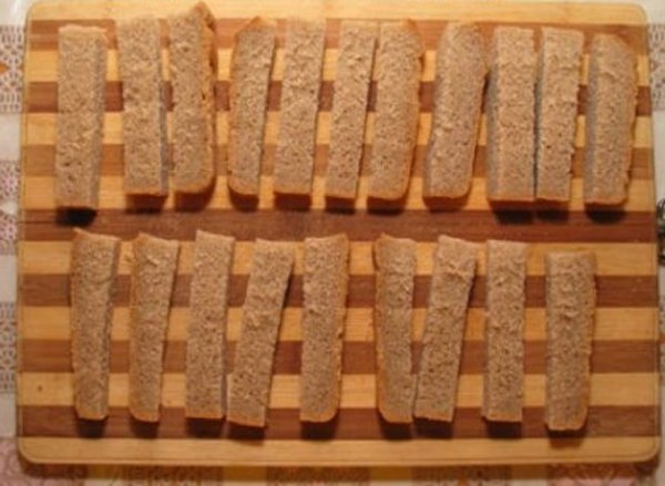 Гренки из черного хлеба с чесноком1