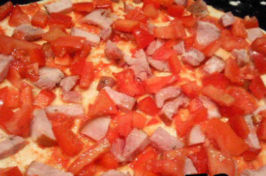 pizza-s-vetchinoi-i-pomidorami-v-domshnih-usloviyah-kubikami