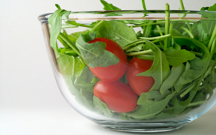 salat-s-rukkoloi-i-pomidorami
