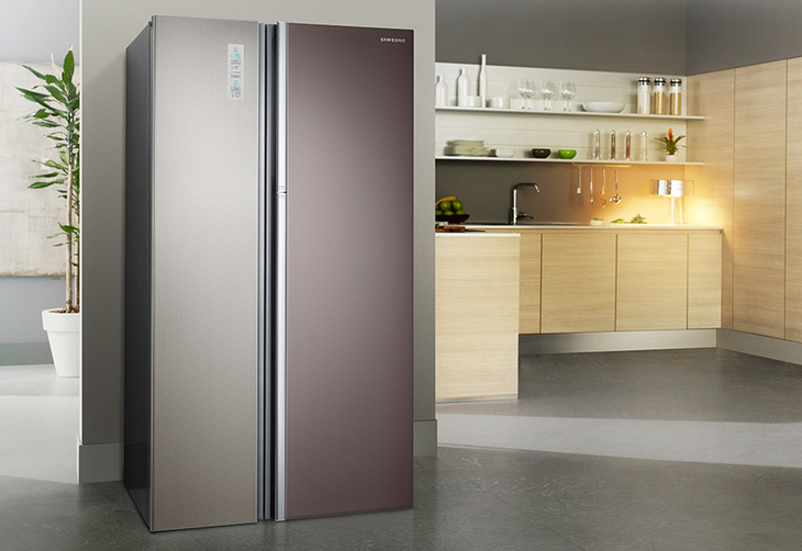 Кухонные холодильники цвета металлик в интерьере