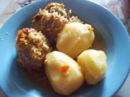 Тефтели тушеные с целым картофелем tefteli-tushenye-s-celym-kartofelem