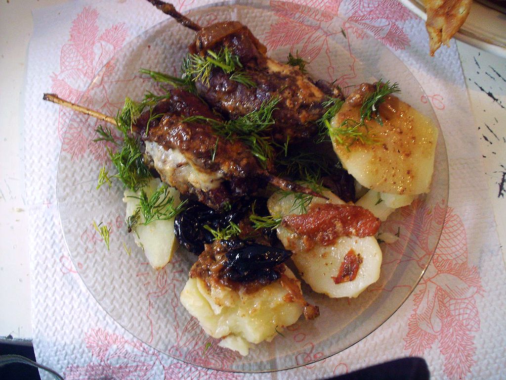 govyadina-na-shpazhkax-s-chernoslivom