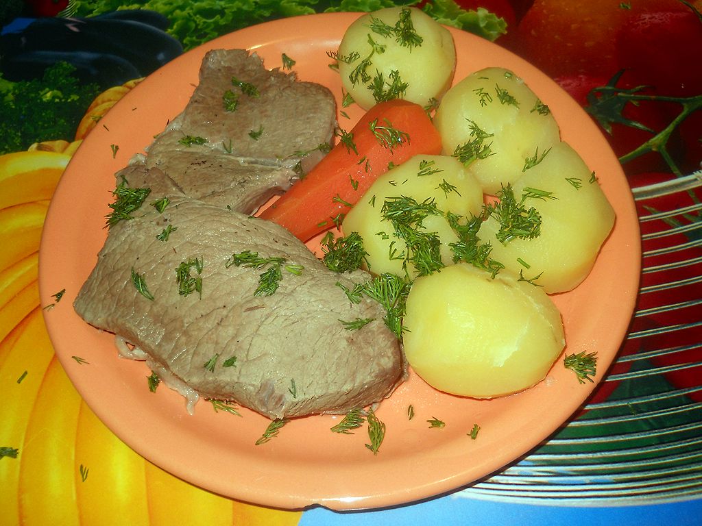 Мясо морковь картошка рецепт. Отварной картофель с мясом. Отварное мясо с картошкой. Отварной язык с картошкой. Отварная картошка с мясом.