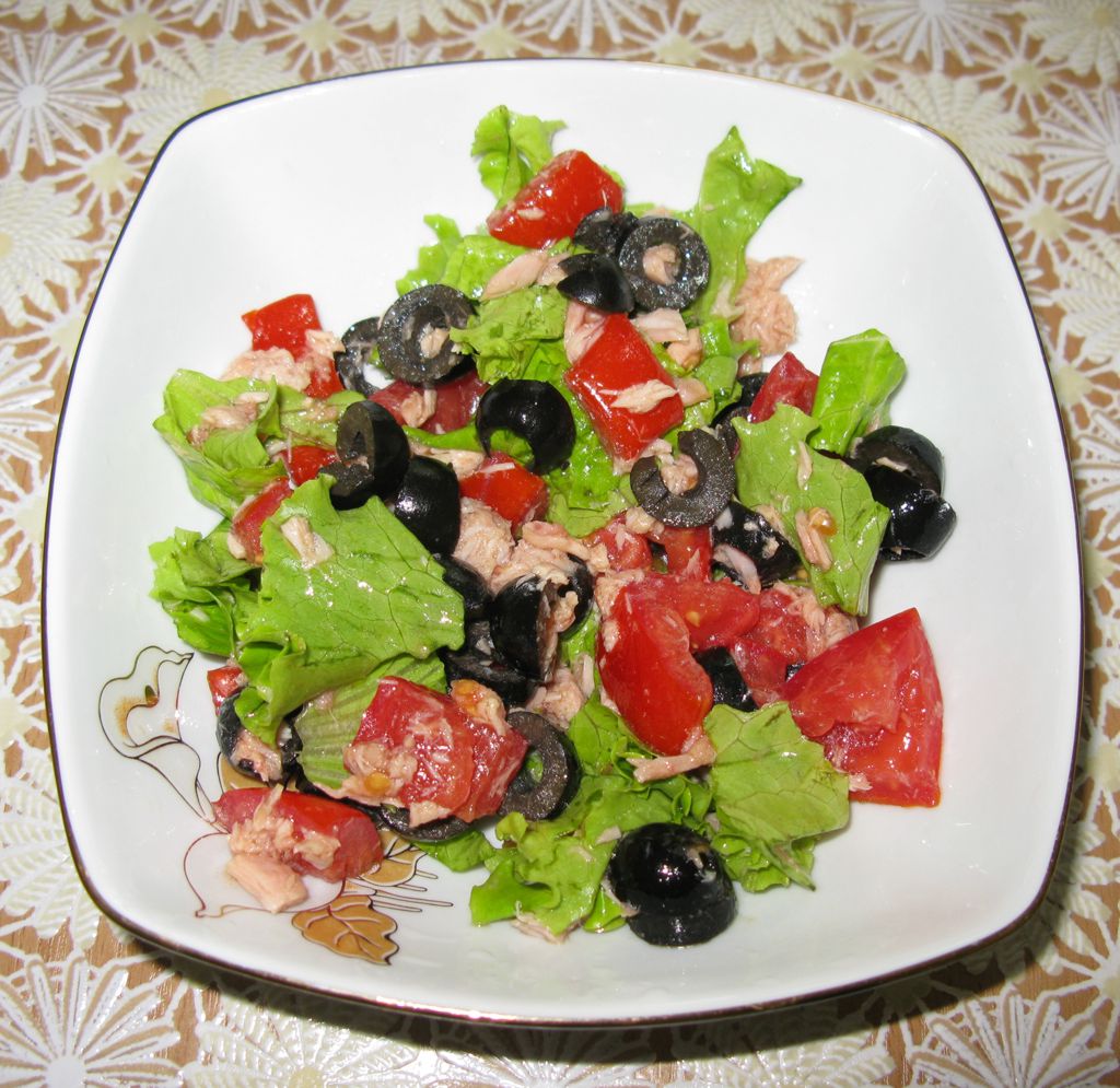 Салат с консервированным тунцом и помидорами