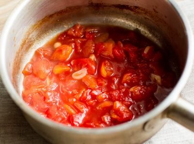 Жареные креветки в беконе с острым томатным соусом