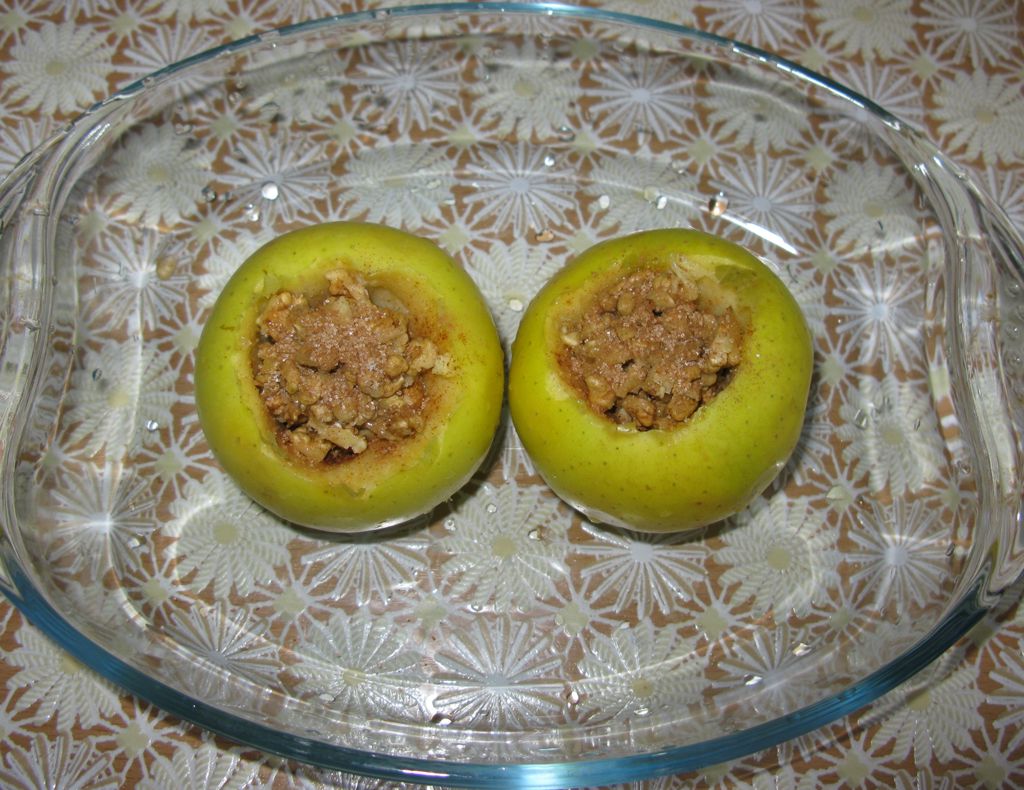 Яблоки запеченные с орехами и медом