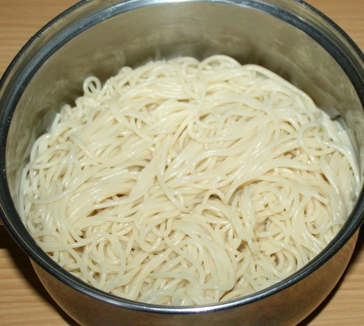"Гнездышки" из спагетти с курицей, помидорами и оливками