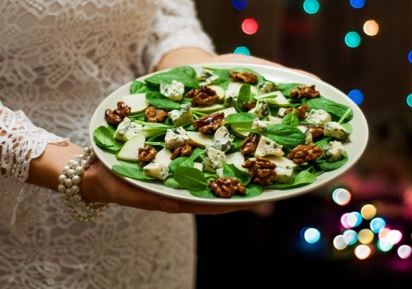 Новогодний пикантный салат с изюминкой