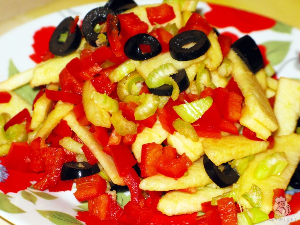Салат из сельдерея, перца и яблок