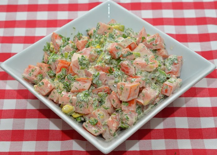 Салат из помидора и авокадо