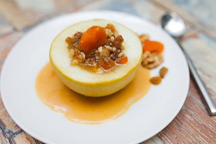 Печеное яблоко с сухофруктами