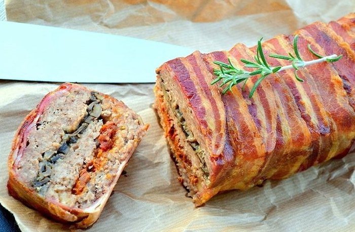Слоёная мясная запеканка в беконе