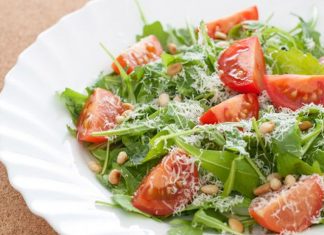 salat-s-rukkoloi-i-pomidorami-cherri