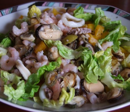 Салат из креветок и мидий с горчичной заправкой salat-iz-krevetok-i-midij-s-gorchichnoj-zapravkoj