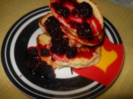 syrniki-k-zavtraku-s-ezhevichnym-sousom