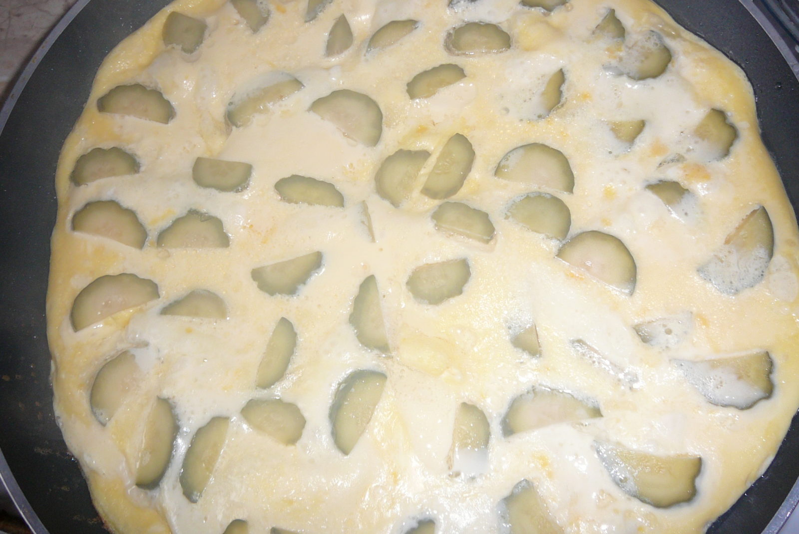 omlet-s-mocarelloi-i-ogurcami