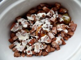 kabachok-s-vetchinoj-i-mocarelloj-pod-zelenym-lukom