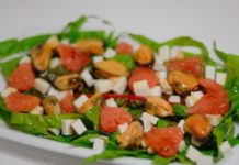 salat-iz-midij-s-grejpfrutom-i-brynzoj