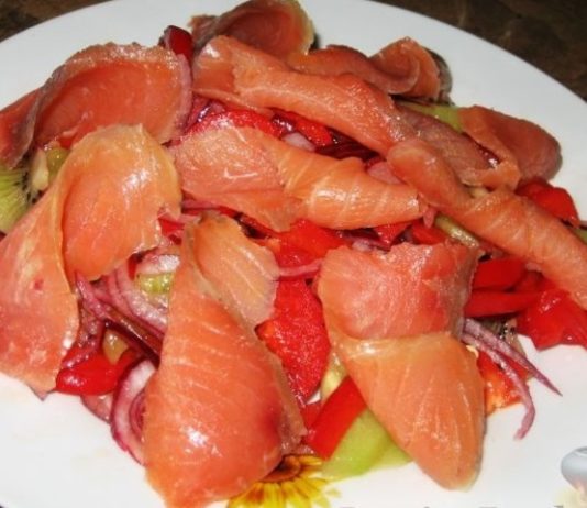 osvezhayushhij-salat-s-kivi-i-krasnoj-ryboj