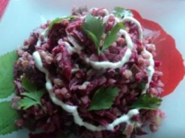 teplyj-salat-iz-grechixi-pechenoj-svekly-i-gribov