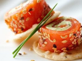 ruletiki-iz-lososya-s-avokado-i-yablokom