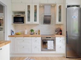 Кухонные холодильники цвета металлик в интерьере belaya-kuhnya-holodilnik-metallic