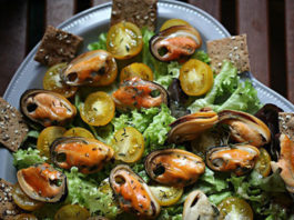 ovoshhnoj-salat-s-midiyami-i-suxaryami