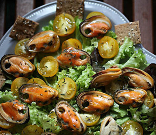 ovoshhnoj-salat-s-midiyami-i-suxaryami