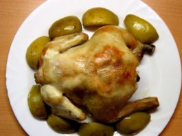 kurica-farshirovannaya-yablokami-v-duxovke