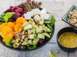 Салат из свеклы, мандаринов, авокадо и феты salat-iz-svekly-mandarinov-avokado-i-fety