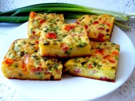 zalivnoj-pirog-s-vetchinoj-i-syrom