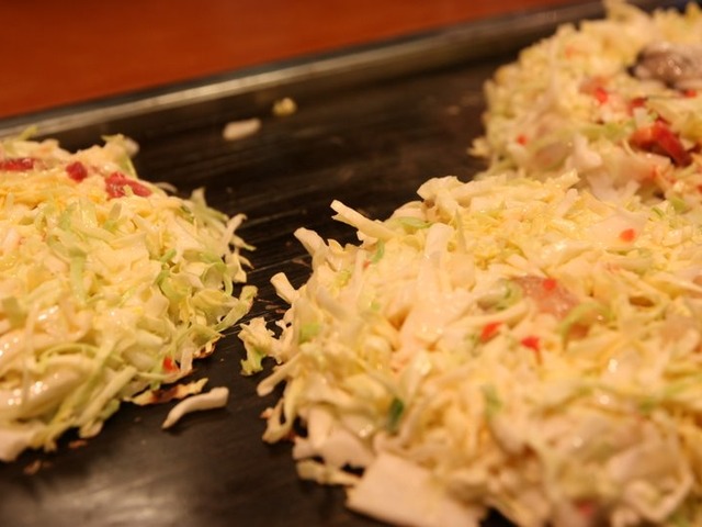 okonomiyaki-yaponskie-kapustnye-oladi
