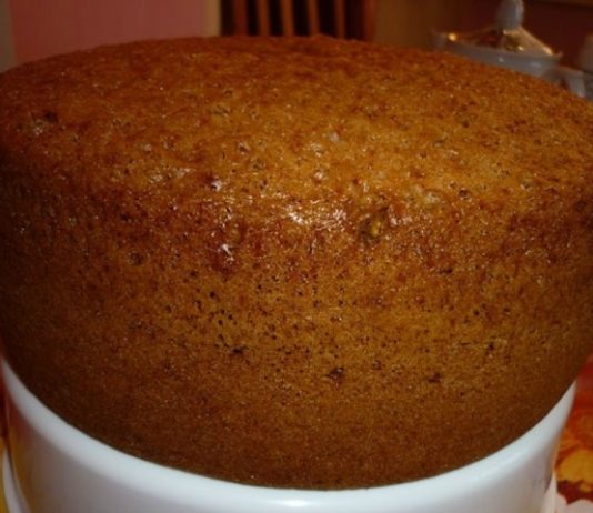 medovyj-dushistyj-biskvit-v-multivarke