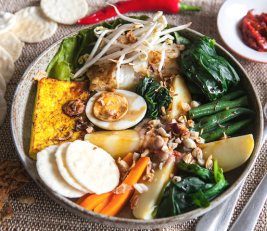 gado-gado-ostryj-ovoshhnoj-salat-s-orexovoj-pastoj