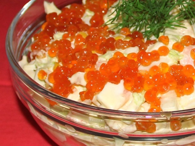 Салат с красной икрой и креветками - любителям морских деликатесов: рецепт с фото и видео