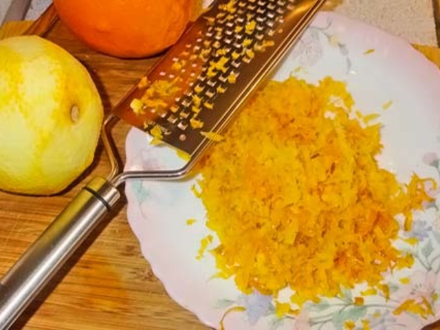 Творожная запеканка с апельсином и изюмом