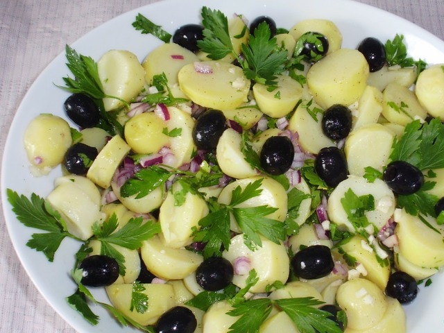 postimsya-vkusno-salat-s-kartofelem-i-maslinami