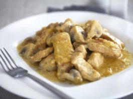 indejka-s-shampinonami-v-slivochnom-souse