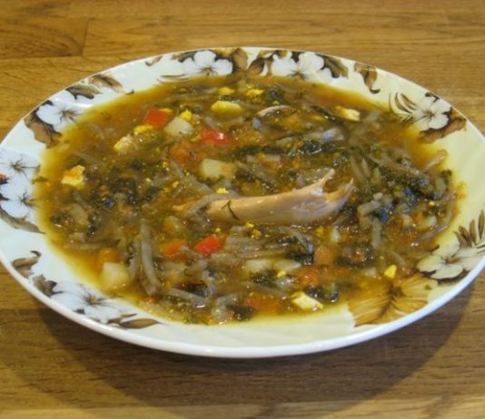 zelenyj-borshh-so-struchkovoj-fasolyu-i-shhavelem