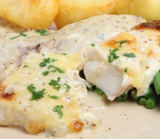 rybnoe-file-zapechennoe-s-zelenym-lukom