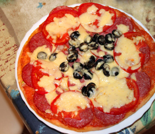 Пицца с колбасой на скорую руку picca-s-kolbasoj-na-skoruyu-ruku