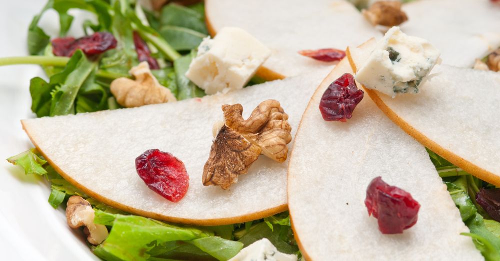 Теплый салат с уткой, грушей и козьим сыром